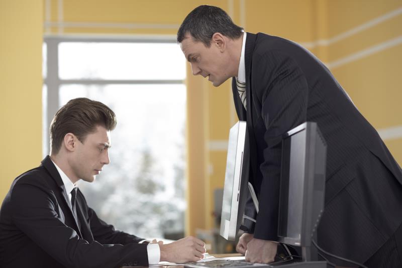 ブラック企業に入社してしまった若手社員(左側)