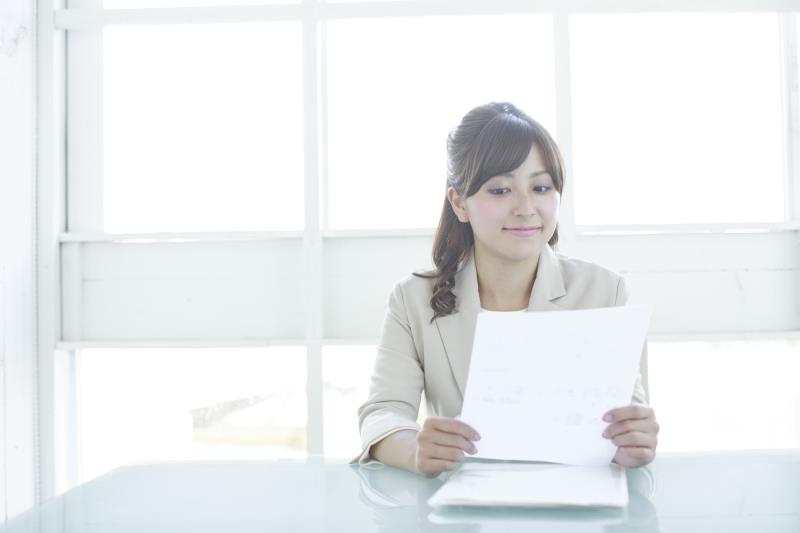 応募書類を準備する看護師