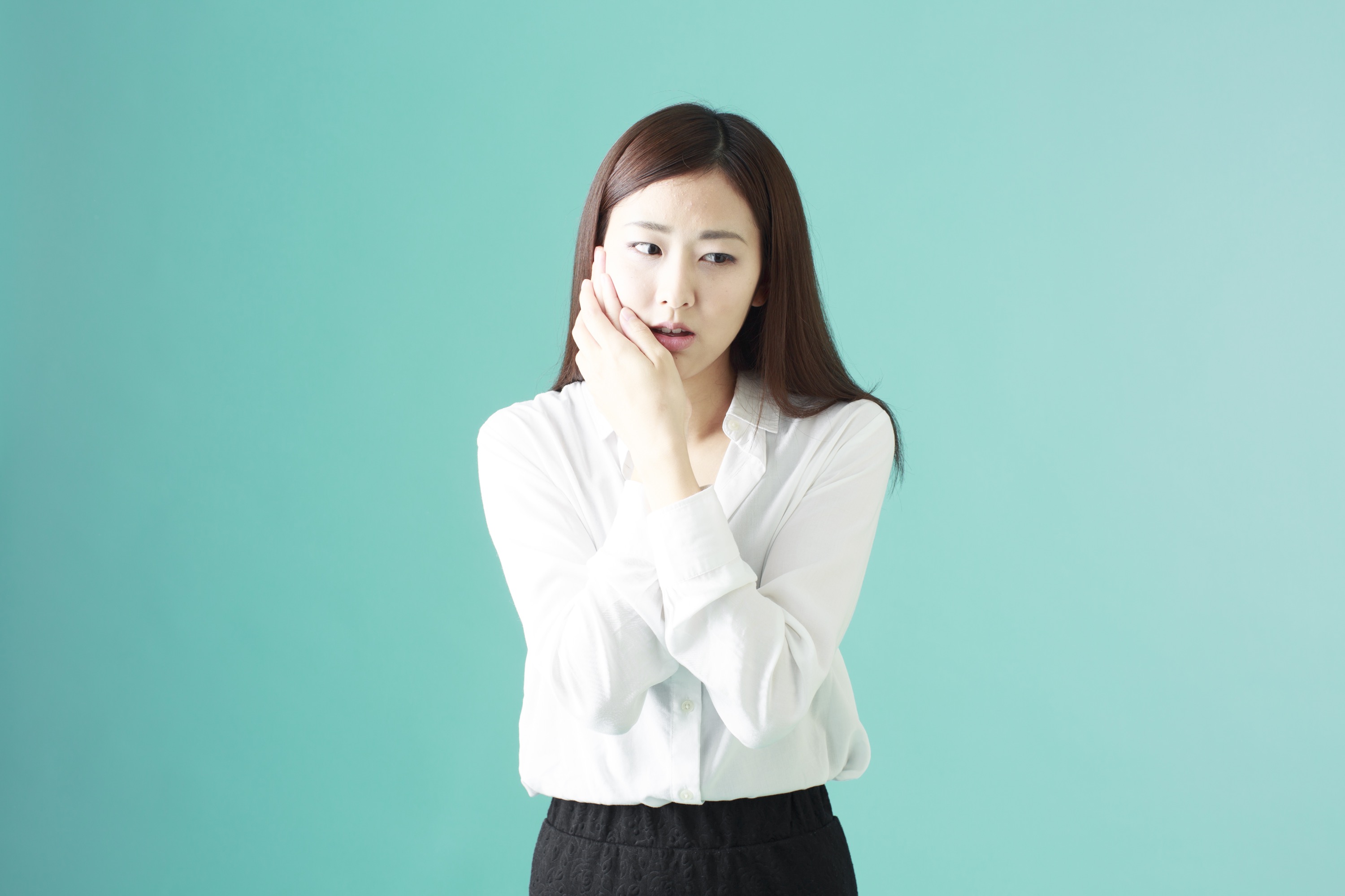 あごニキビを隠す女性