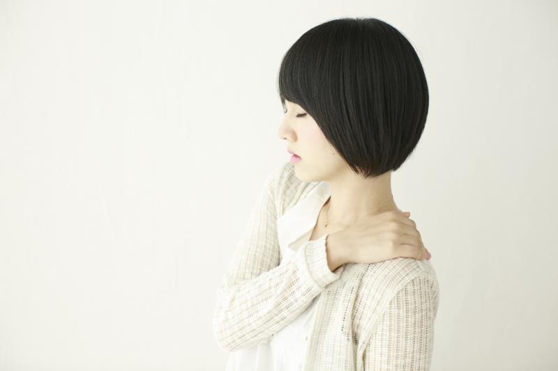 背中ニキビで悩む女性