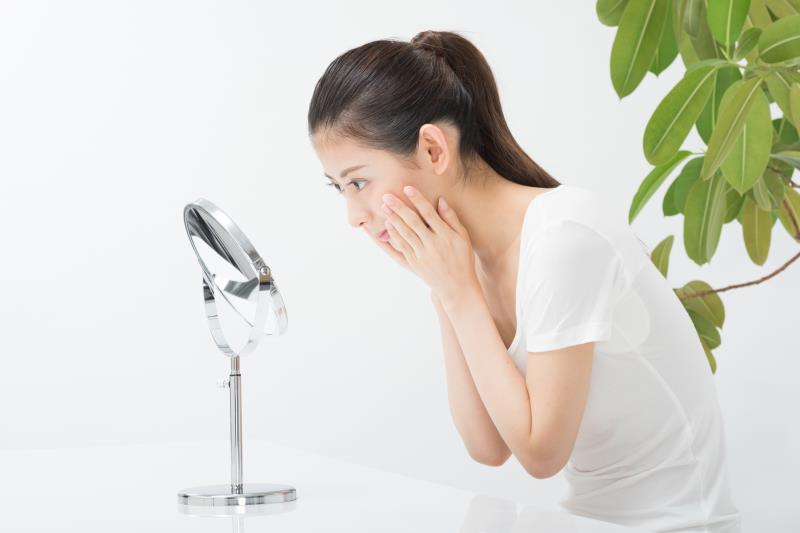 できてしまったシミを気にする女性