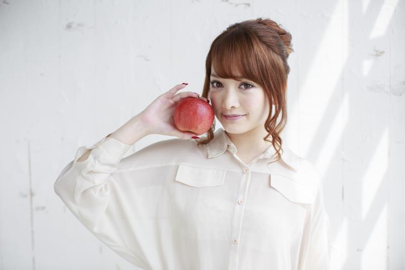 ウェアルーUVを愛用している薔薇色肌の女性