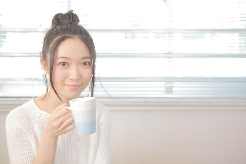 カフェでくつろぐ女性