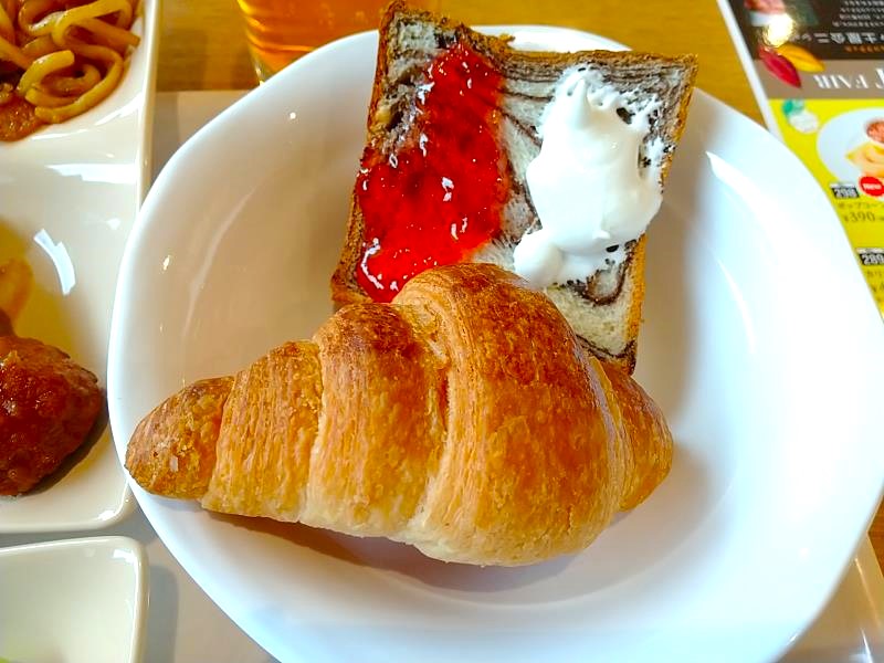 朝食バイキングのクロワッサン