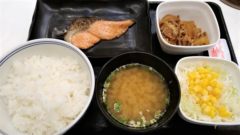 吉野家の一汁三菜朝膳メニューの１つ「焼魚牛小鉢定食」