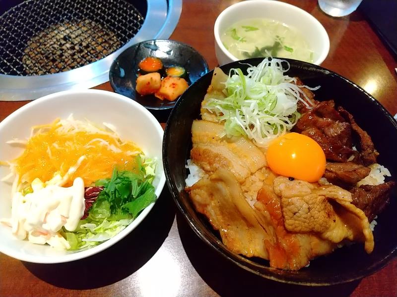 牛豊の「牛豚食べ比べ丼」