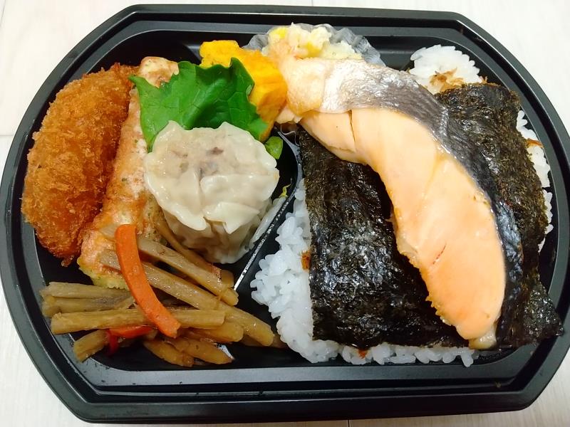 ヨークベニマルの「コロッケおかか海苔鮭弁当」