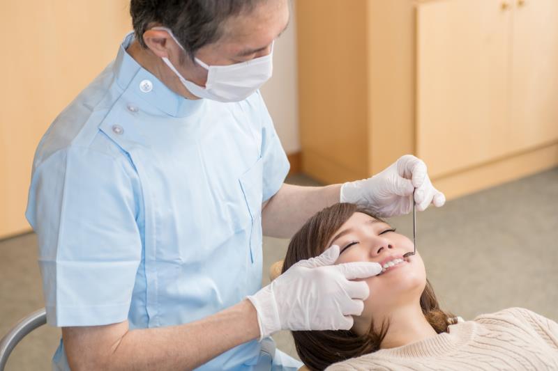 歯の治療を行う歯科医師