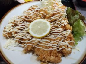 五百川食堂のチキン南蛮はボリューム満点