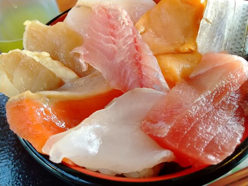 海鮮ちらし寿司の新鮮な魚介類