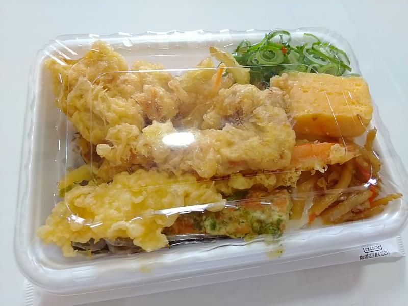 「４種の天ぷらと定番おかずのうどん弁当」のパッケージ