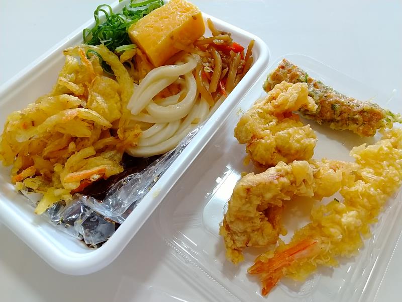 ４種の天ぷらと定番おかずのうどん弁当