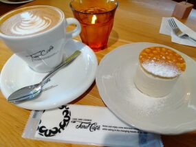 タロカフェで頂いたスイーツとカフェラテ