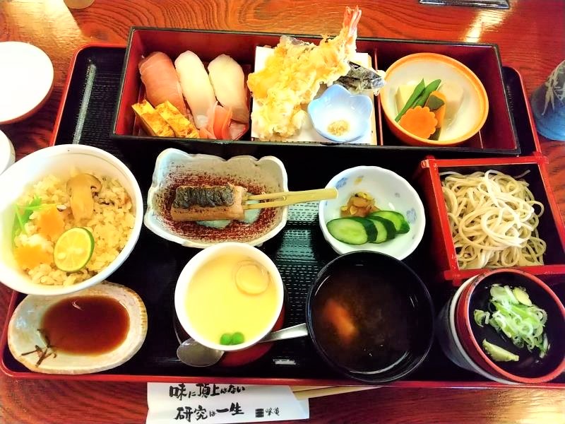 峰亀 曽根田店の「松茸ご飯と松花堂のセット」