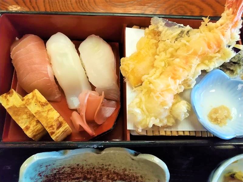セットのお寿司と天ぷら