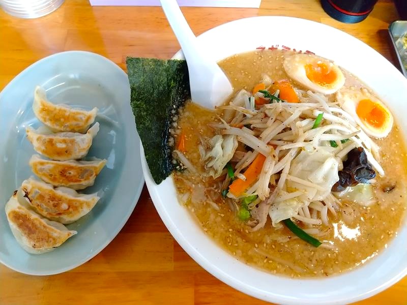 椿ラーメンショップの野菜たっぷり味噌らーめんと自家製ギョーザ