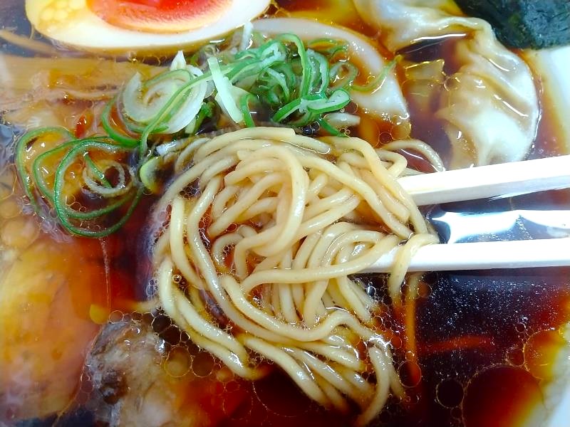 特選郡山ブラックラーメンの麺