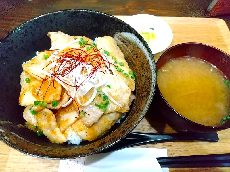 めしや佐藤の旨辛みそ豚丼