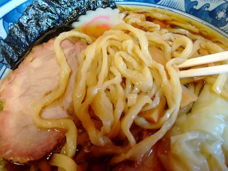 ワンタンメンの中太ちぢれ麺