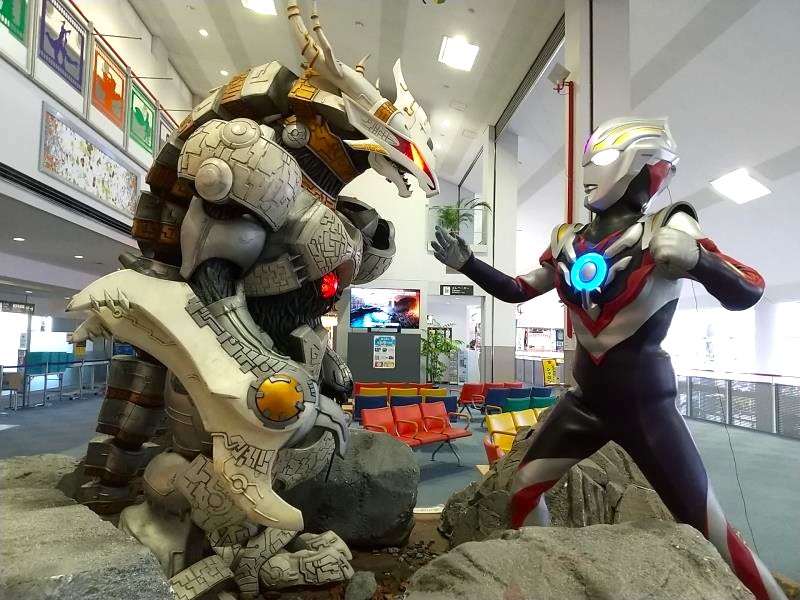 怪獣と戦うウルトラマンの立像