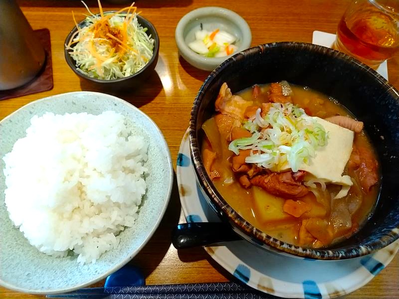 よし丸の特製もつ煮込み定食