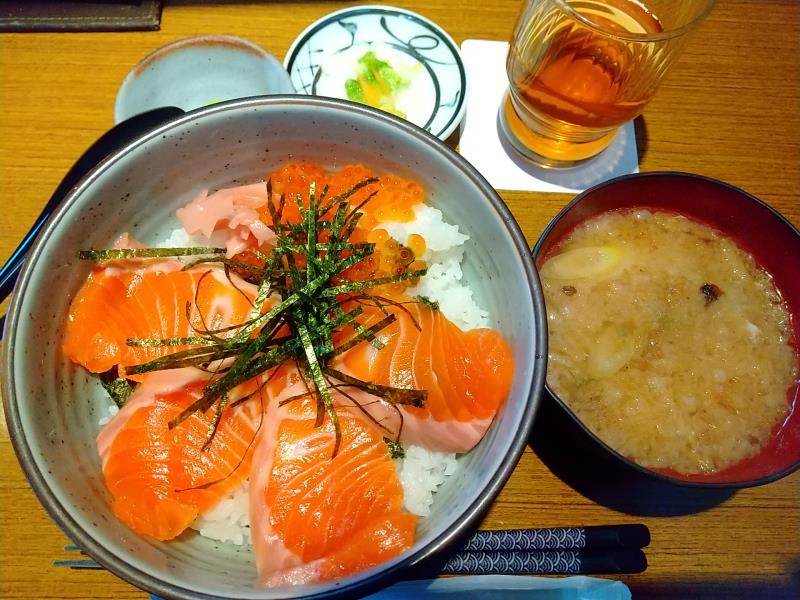 よし丸のサーモンいくら丼