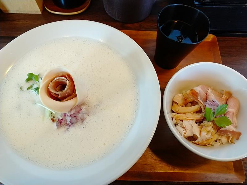 ららの「泡鶏白湯 塩ラーメン」とチャーシュー飯