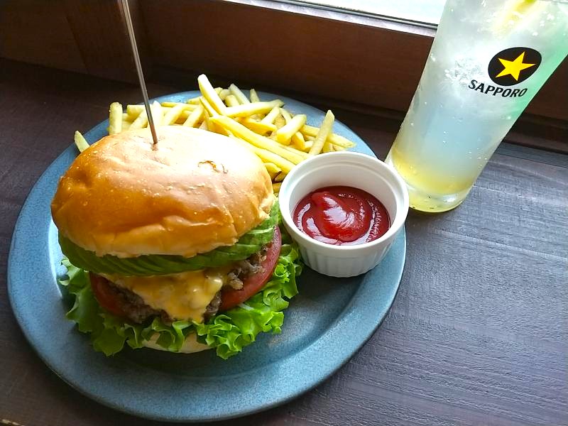 ラフいわき駅前店のアボカドチーズバーガーと自家製レモネード