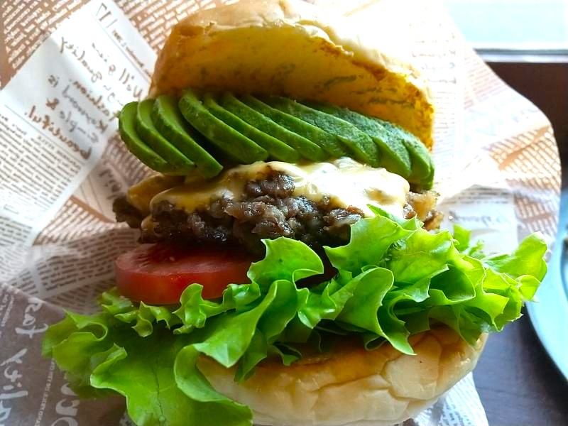 ラフのアボカドチーズバーガー