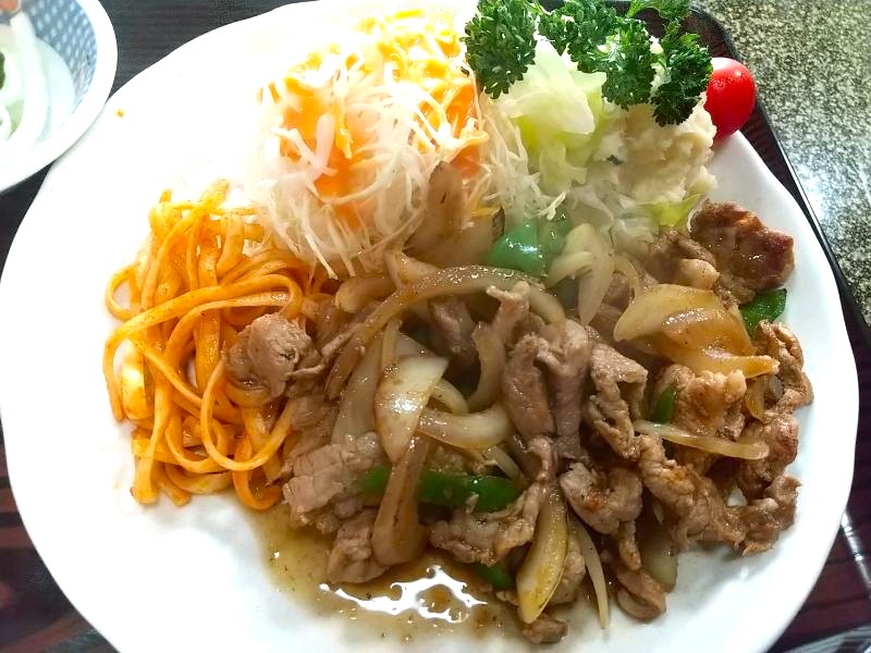 焼肉は玉ねぎやピーマン入り