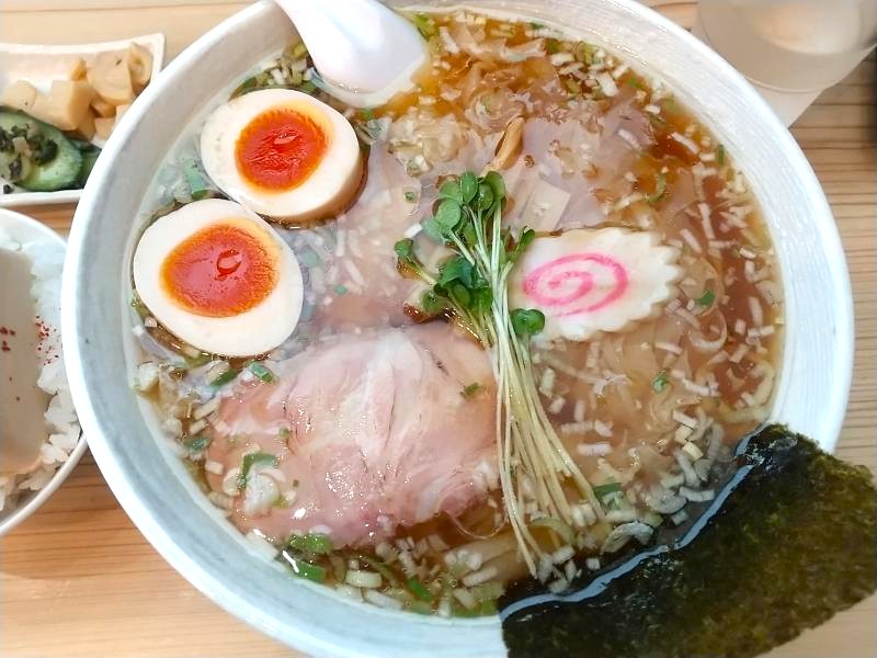 かこい食堂のワンタン麺が旨い!