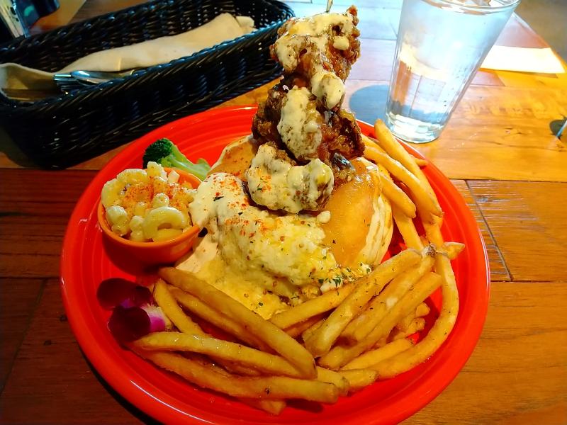 コナズ珈琲のハニーマスタードモチコチキンパンケーキ