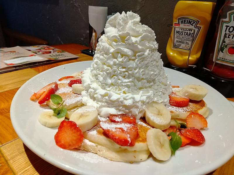 コナズ珈琲のストロベリー＆バナナホイップパンケーキ