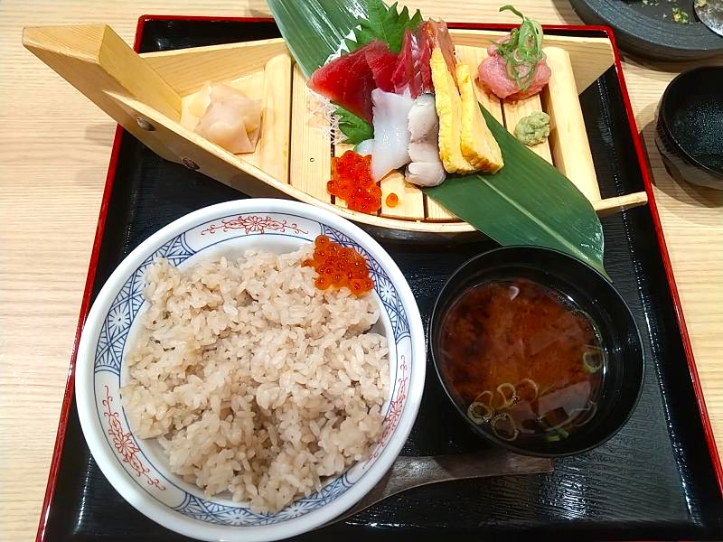 杉玉の舟盛り丼