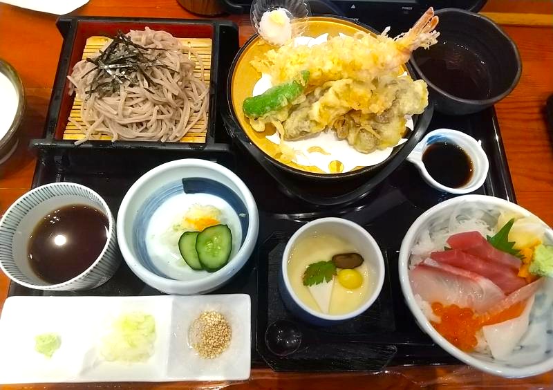 まる家の「天ぷら蕎麦ミニ海鮮丼セット」