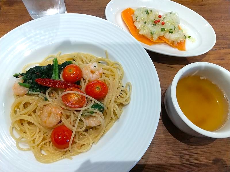 えびとほうれん草のトマトペペロンチーノ＆サーモンのカルパッチョ