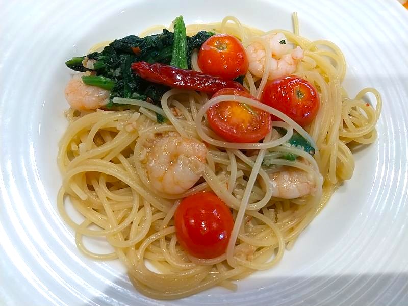 えびとほうれん草のトマトペペロンチーノ