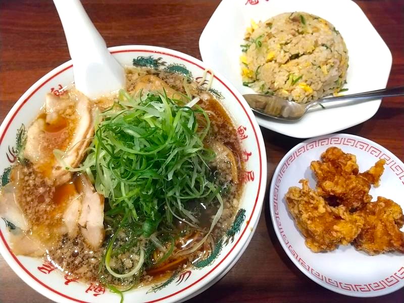 魁力屋のラーメンと唐揚げ、焼きめし