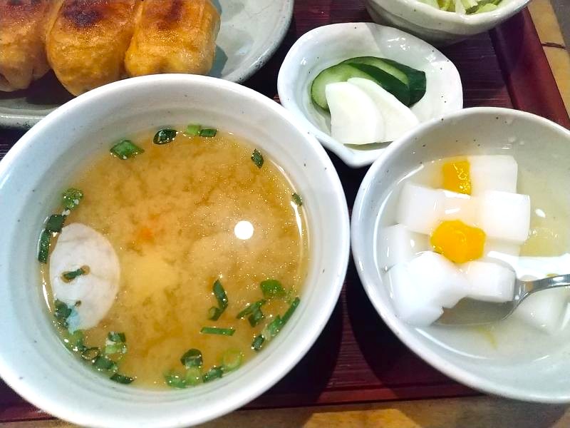 餃子定食の杏仁豆腐やお味噌汁